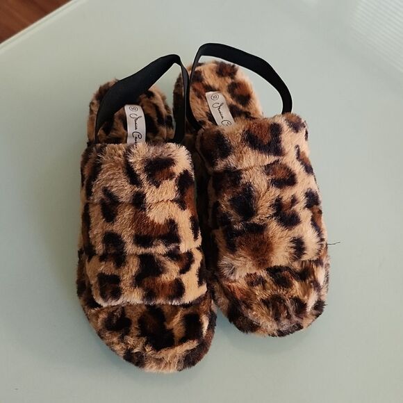 $5 With Any Bundle Of Two Other Items! Jessica Carlyle Fuzzy Sandals - Picture 2 of 5